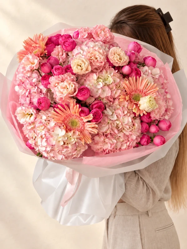 Букет "Blush Garden" — «Blush Garden» — элегантный букет из 8 роз, 6 гортензий, 5 эустом и 5 гербер.